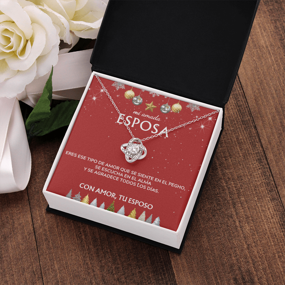 Mi amada esposa... con amor, tu esposo. Tarjeta navideña con collar de nudo de amor.