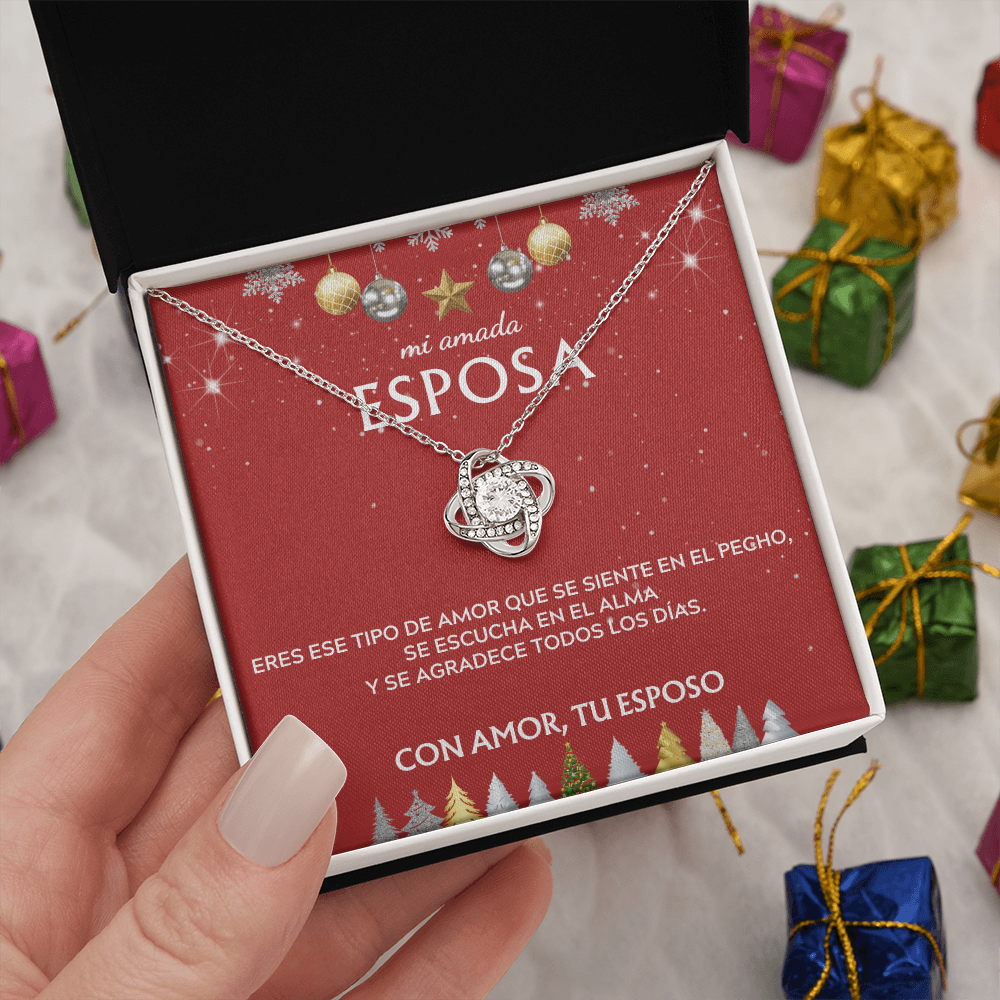 Mi amada esposa... con amor, tu esposo. Tarjeta navideña con collar de nudo de amor.