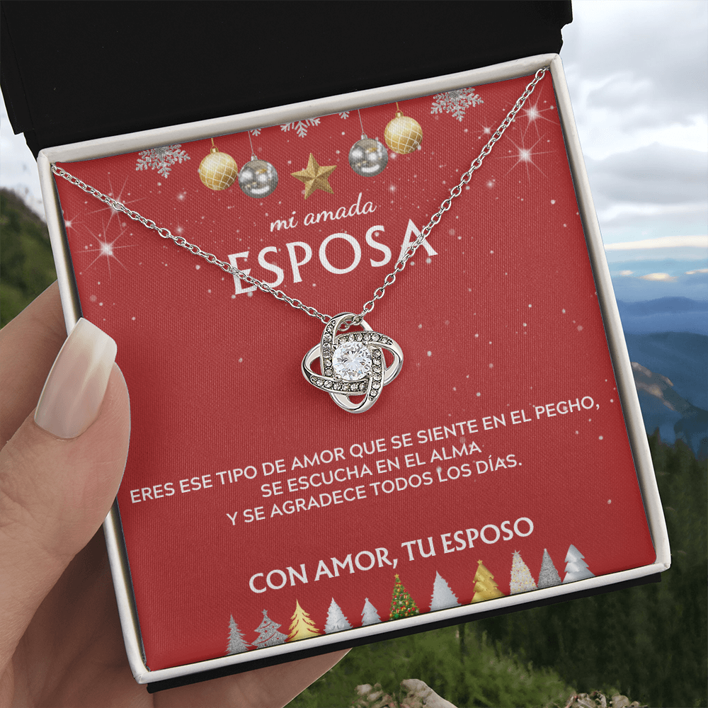 Mi amada esposa... con amor, tu esposo. Tarjeta navideña con collar de nudo de amor.